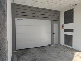 Puerta seccional industrial Hormann modelo SPUF42  con peatonal a juego.