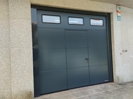 puerta seccional  SPUF42  con peatonal incorporada