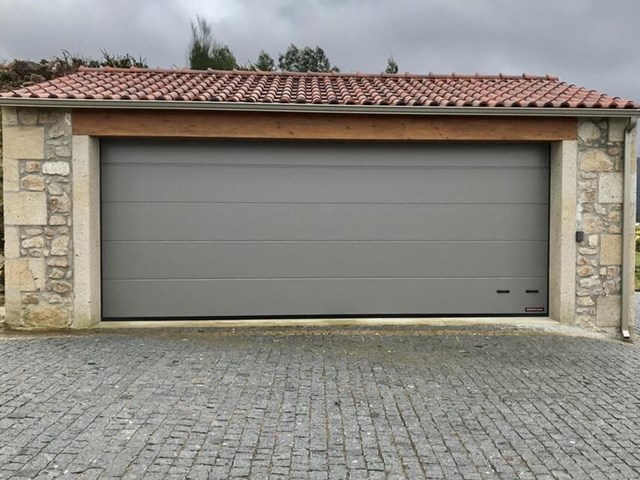 5 modelos de puertas de garaje Hörmann que mejor se adaptan a fachadas modernas