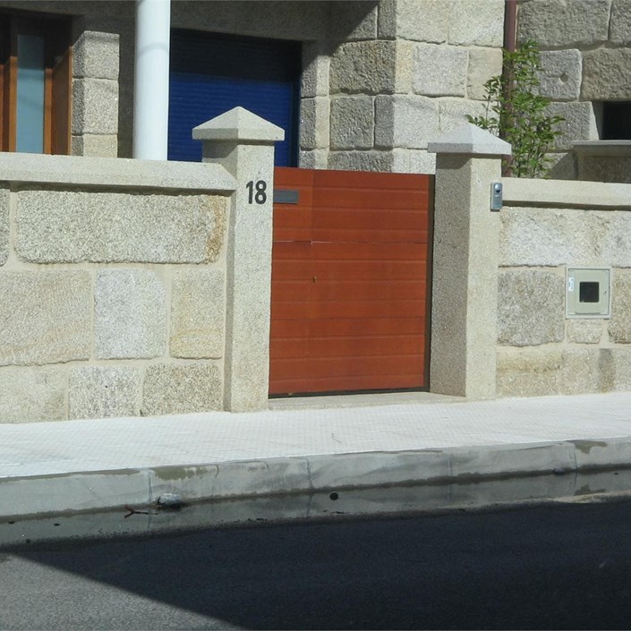 PUERTAS ENTRADA FINCA (Puertas Hörmann en Vigo - Cesáreo P. Alves)