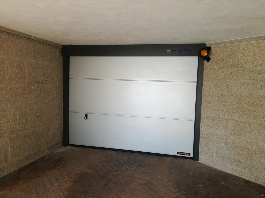¿Cada cuánto tiempo debo revisar mi puerta de garaje automática?
