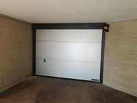 ¿Cada cuánto tiempo debo revisar mi puerta de garaje automática?