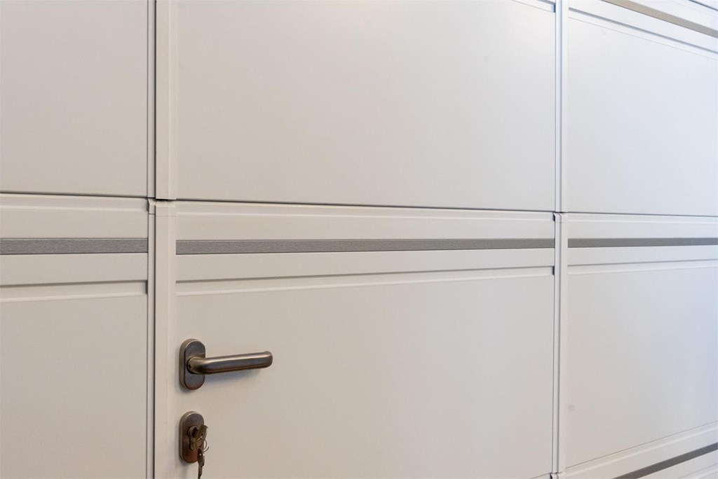 ¿Cómo influye el peso y tamaño de la puerta en la elección del sistema de automatización?