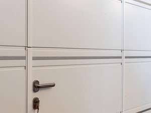 ¿Cómo influye el peso y tamaño de la puerta en la elección del sistema de automatización?