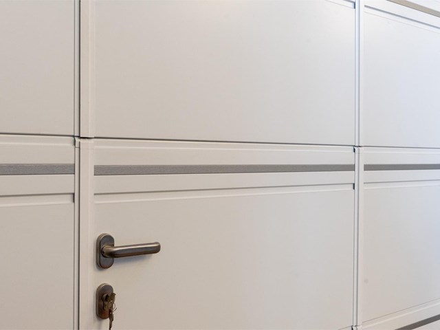 ¿Cómo influye el peso y tamaño de la puerta en la elección del sistema de automatización?