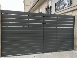 construccion en dos hojas con peatonal incorporada
