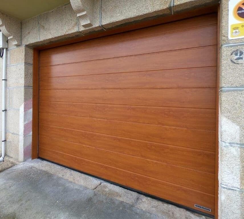 ¿Cuál es el precio de una puerta de garaje automática?