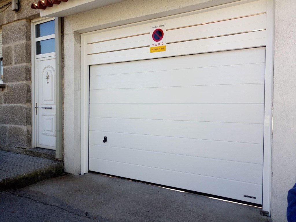 ¿Cuántas veces al año debería revisar su puerta automática según el uso?