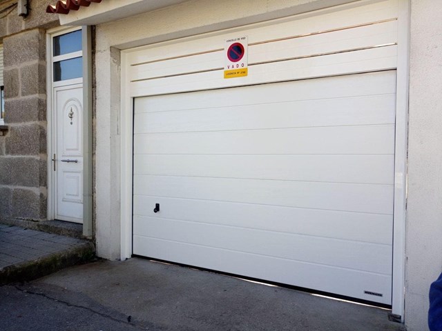 ¿Cuántas veces al año debería revisar su puerta automática según el uso?