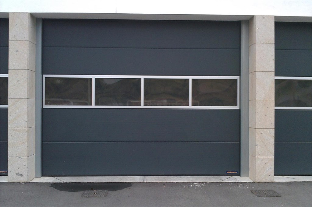 ¿Cuánto tiempo se tarda en instalar una puerta de garaje automática?