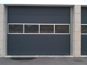 ¿Cuánto tiempo se tarda en instalar una puerta de garaje automática?