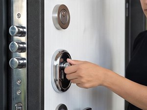 Diferencia entre puerta de entrada blindada y puerta de seguridad: ¿son lo mismo?