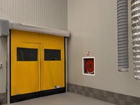 Diferencia entre puerta industrial batiente y abatible: ¿cuál es mejor para su uso?