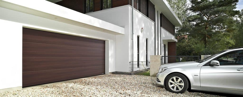 Puerta de garaje seccional Hörmann instalada en una vivienda de Vigo