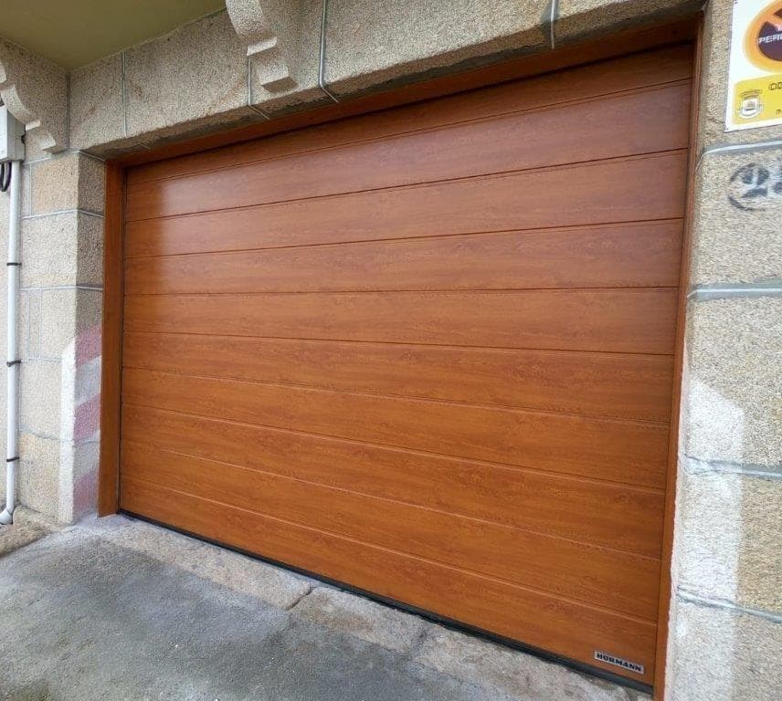 Instalación de puertas de garaje Hörmann en Vigo - Imagen 1