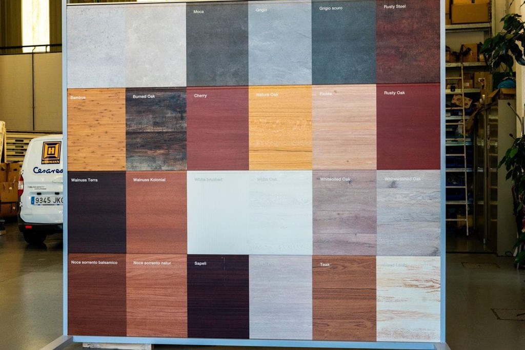 Los 3 mejores colores para puertas de garaje en viviendas unifamiliares