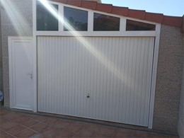 PUERTA BASCULANTE CON MAINEL ACRISTALADO