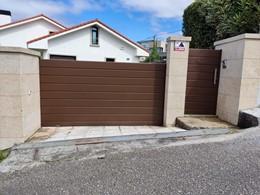 Puerta corredera con peatonal a juego. Construcción en aluminio soldado.  