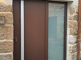puerta de entrada a vivienda  Hormann gama Thermosafe  con fijo acristalado