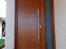 puerta de entrada vivienda thermo46  acabado golden oak