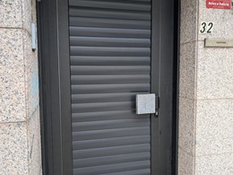 puerta peatonal