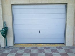 puerta renomatic  woodgrain con  desbolqueo emergencia