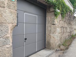 puerta seccional  con peatonal incorporada , Acabado  micrograin RAL 9007