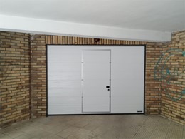 Puerta seccional con peatonal incorporada