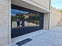 Puerta seccional Hormann  modelo ART  de aluminio y acristalamiento  doble