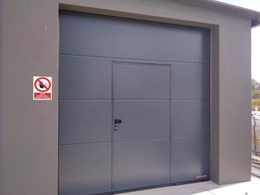 puerta Seccional industrial SPUF42  con peatonal incorporada