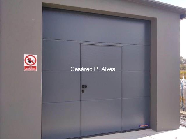 puerta Seccional industrial SPUF42  con peatonal incorporada
