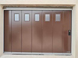 Puerta seccional  lateral  Hormann. HST42  silkgrain  con acristalamientos