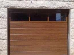 puerta Seccional LPU-42 Decograin con mainel superior acristalado