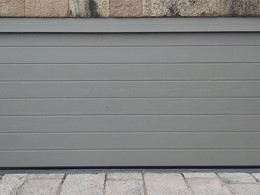Puerta seccional LPU-42  woodgrain  RAL 7030