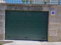 Puerta Seccional LPU-42 woodgrain verde RAL 6009 con rejillas ventilación 