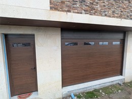 Puerta seccional y peatonal a juego modelo Decograin
