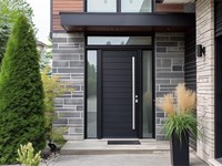 ¿Qué tipo de material es más recomendable para una puerta de entrada que debe soportar condiciones extremas de temperatura?