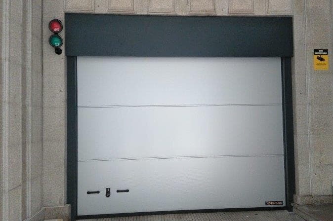 Se ha ido la luz, ¿Cómo puedo manipular mi puerta de garaje manualmente?
