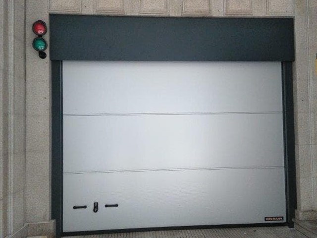 Se ha ido la luz, ¿Cómo puedo manipular mi puerta de garaje manualmente?