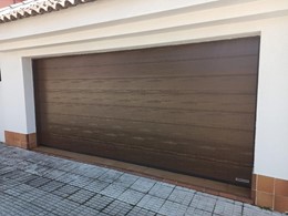 seccional LPU42  woodgrain  RAL 8028